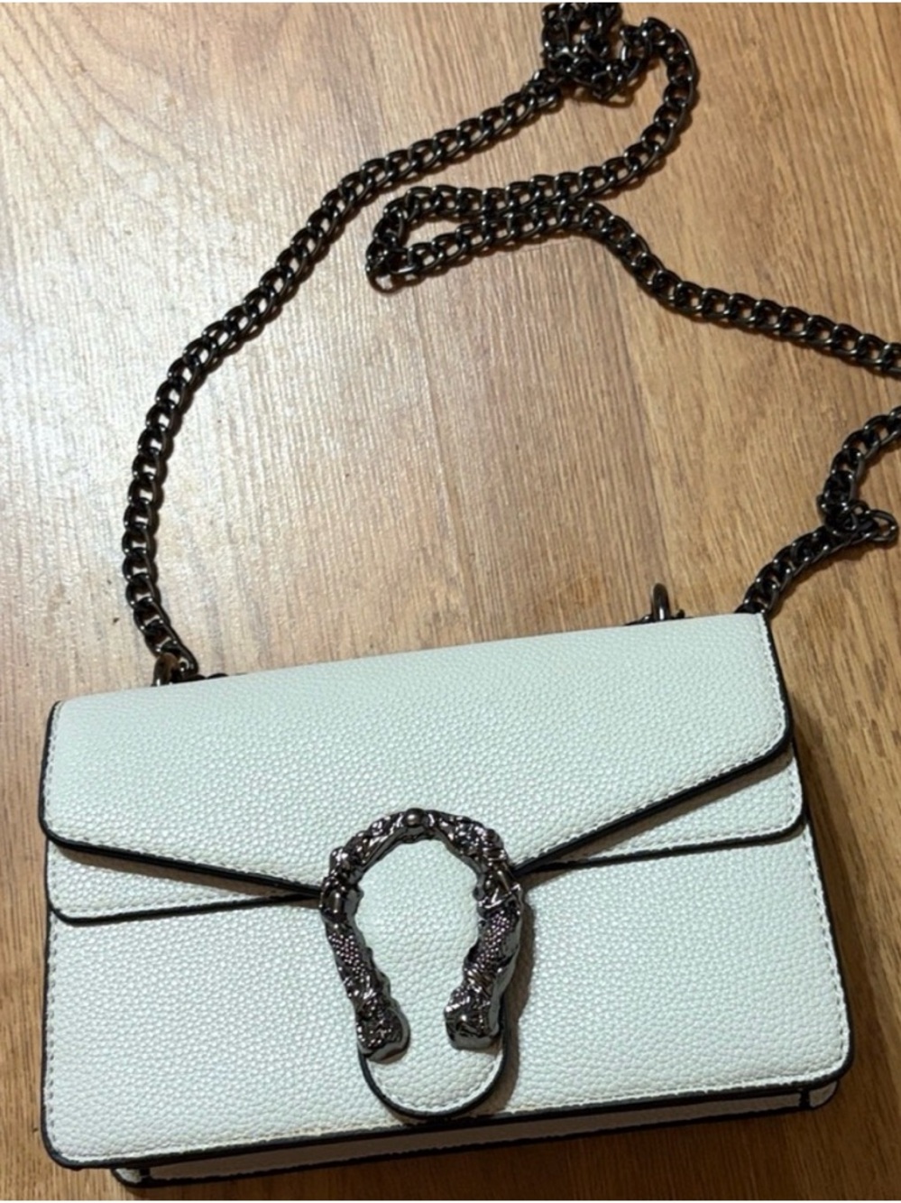 ✨ Cream Textured Crossbody Bag with Ornate Metallic Clasp + Black Chain Strap 👜